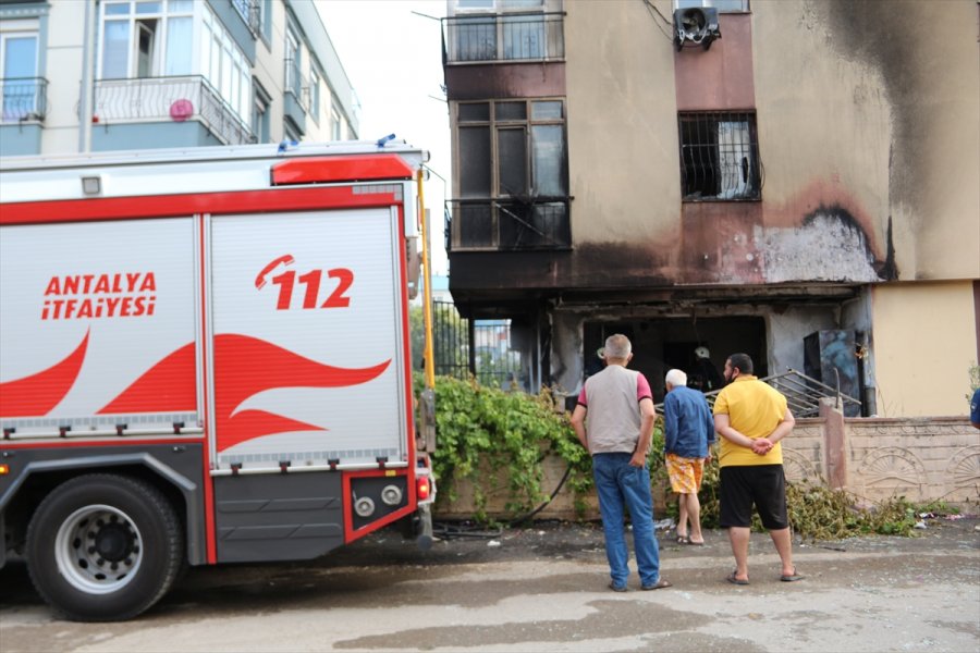 Antalya'da Bir Evde Meydana Gelen Patlamanın Ardından Çıkan Yangında Bir Kişi Yaralandı