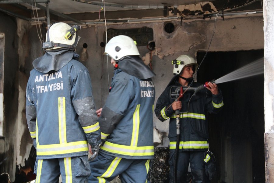 Antalya'da Bir Evde Meydana Gelen Patlamanın Ardından Çıkan Yangında Bir Kişi Yaralandı
