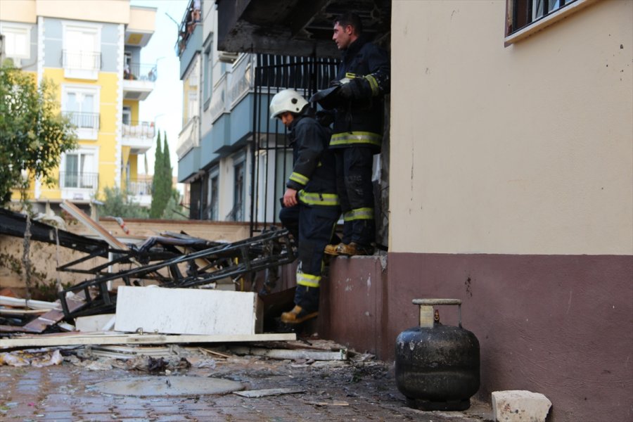 Antalya'da Bir Evde Meydana Gelen Patlamanın Ardından Çıkan Yangında Bir Kişi Yaralandı