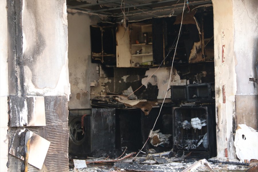 Antalya'da Bir Evde Meydana Gelen Patlamanın Ardından Çıkan Yangında Bir Kişi Yaralandı