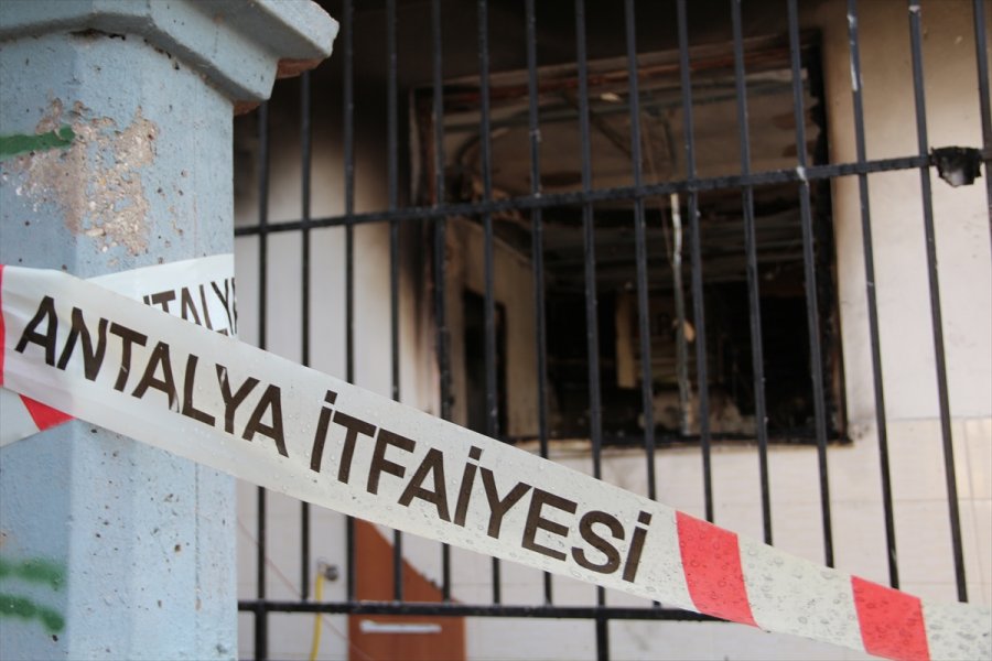 Antalya'da Bir Evde Meydana Gelen Patlamanın Ardından Çıkan Yangında Bir Kişi Yaralandı