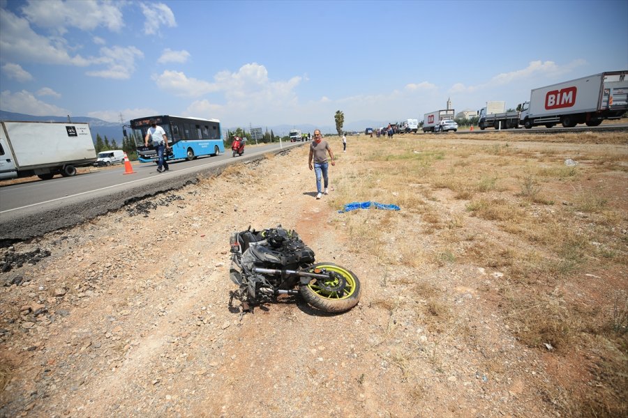 Antalya'da Kamyonetle Çarpışan Motosikletin Sürücüsü Öldü