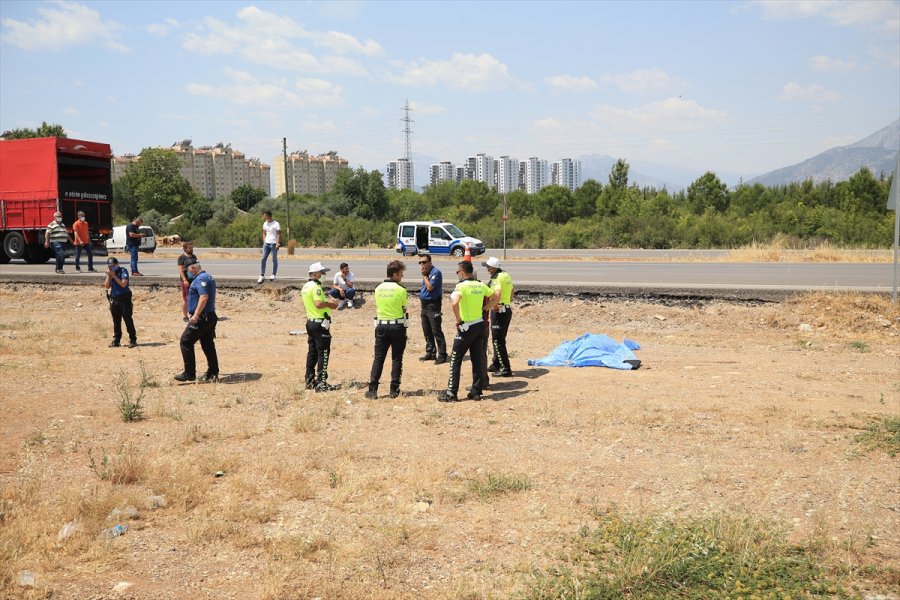 Antalya'da Kamyonetle Çarpışan Motosikletin Sürücüsü Öldü