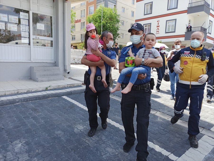 Kayseri'de Gaz Kaçağı Şüphesi Bulunan Evde Yalnız Bırakılan 2 Kardeşi İtfaiye Kurtardı