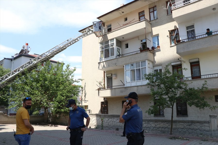 Kayseri'de Gaz Kaçağı Şüphesi Bulunan Evde Yalnız Bırakılan 2 Kardeşi İtfaiye Kurtardı
