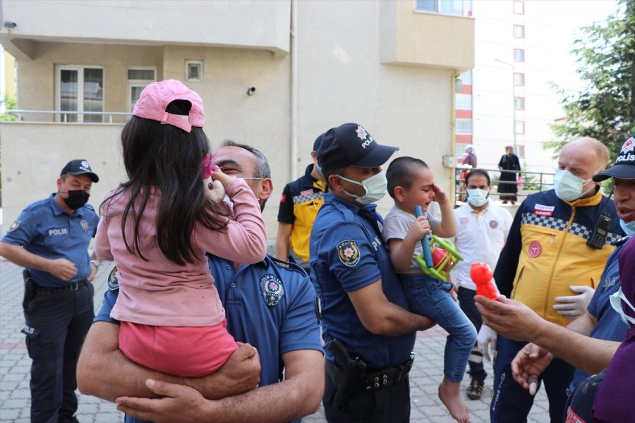 Kayseri'de Gaz Kaçağı Şüphesi Bulunan Evde Yalnız Bırakılan 2 Kardeşi İtfaiye Kurtardı