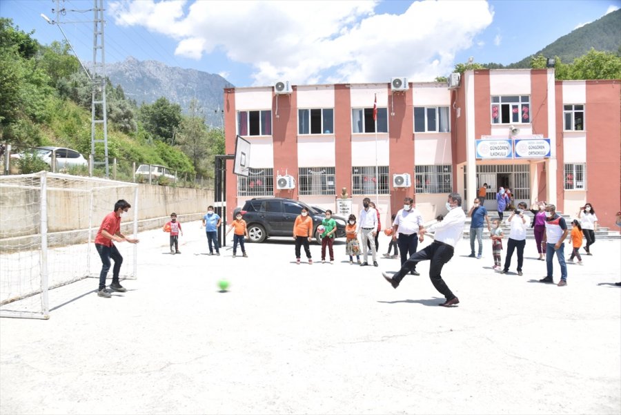Anamur Belediyesi Okullara Spor Malzemesi Desteğine Devam Ediyor