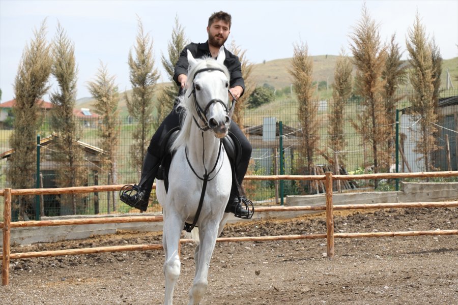Ankaralı Genç Atlara Olan Sevgisiyle Sağlık Sektöründen Ayrıldı Çiftlik İşletmeye Başladı