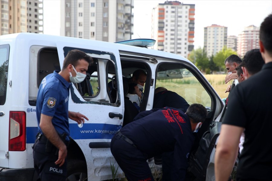 Kayseri'de Polis Aracıyla Otomobil Çarpıştı: 2'si Polis 5 Yaralı