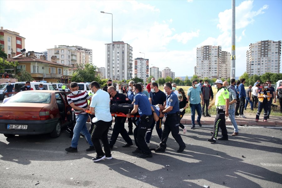 Kayseri'de Polis Aracıyla Otomobil Çarpıştı: 2'si Polis 5 Yaralı