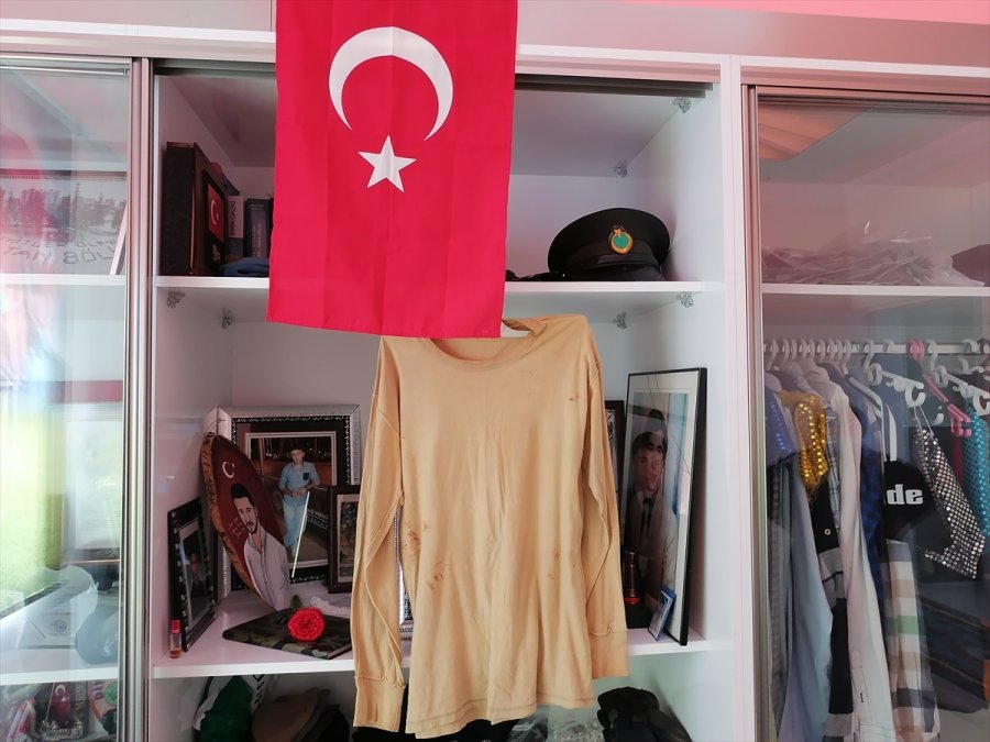 Konya'da Şehit Annesi Çocuklara Oyuncak Ve Çikolata Dağıttı