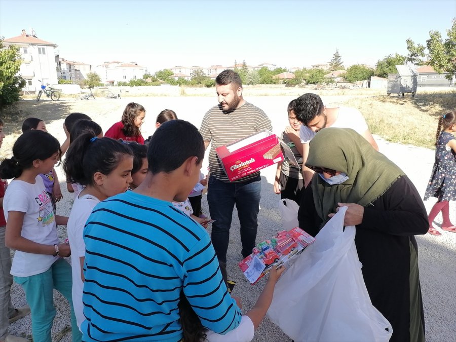 Konya'da Şehit Annesi Çocuklara Oyuncak Ve Çikolata Dağıttı