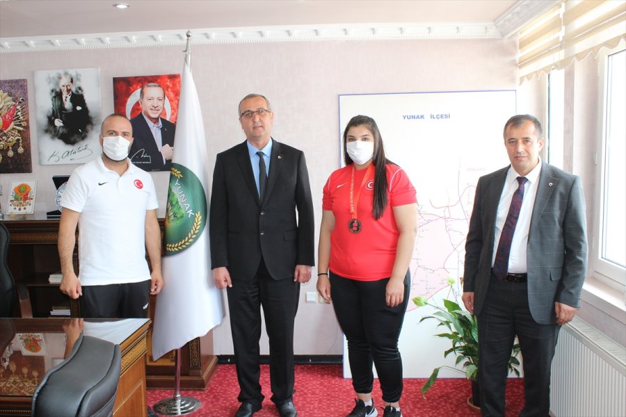 Milli Halterci Nuran Yalçın, Yunak Belediyesi'nce Altınla Ödüllendirildi