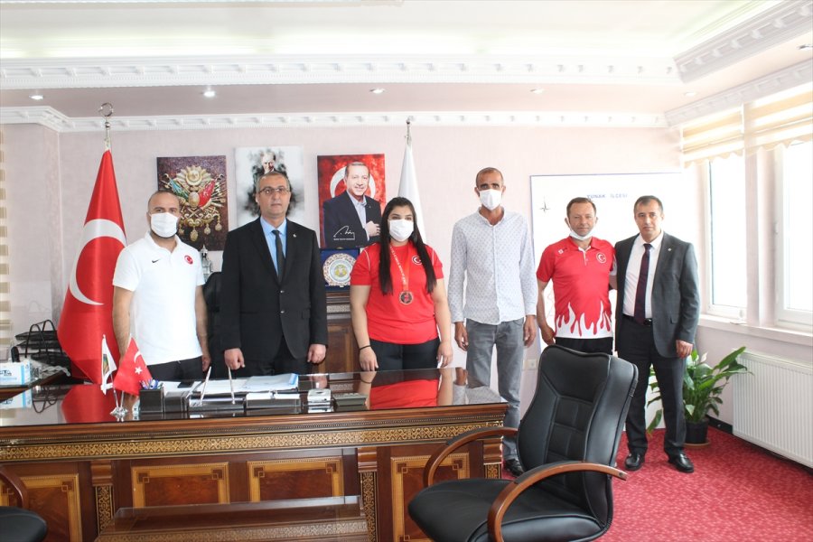 Milli Halterci Nuran Yalçın, Yunak Belediyesi'nce Altınla Ödüllendirildi