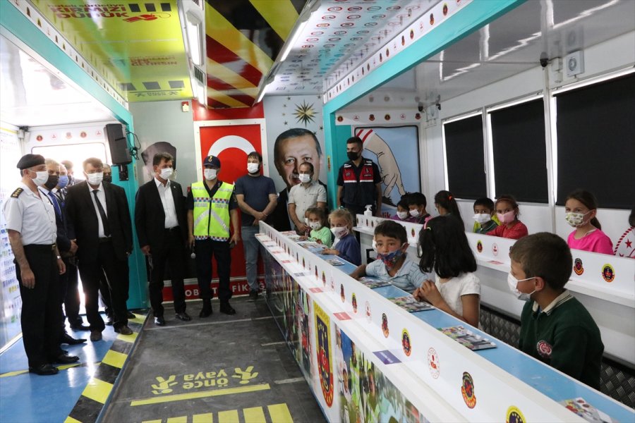 Niğde'de Traktörlerin Karıştıkları Trafik Kazalarının Önlenmesi Amacıyla Çiftçilere Reflektör Dağıtıldı