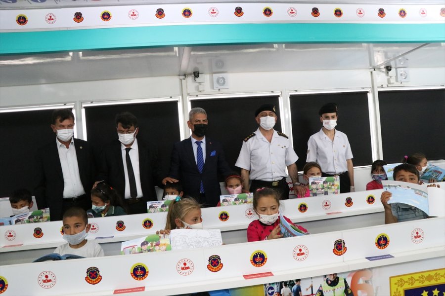 Niğde'de Traktörlerin Karıştıkları Trafik Kazalarının Önlenmesi Amacıyla Çiftçilere Reflektör Dağıtıldı