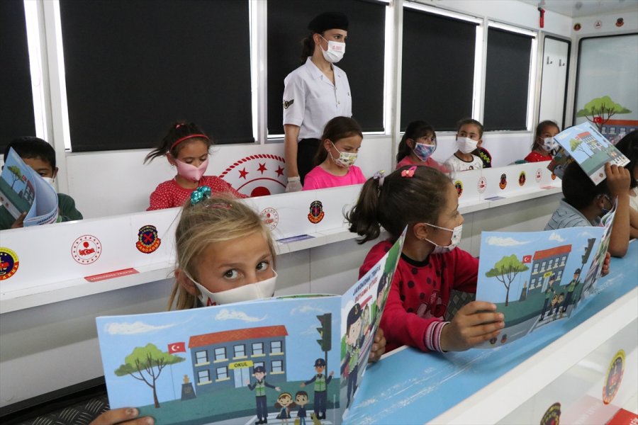 Niğde'de Traktörlerin Karıştıkları Trafik Kazalarının Önlenmesi Amacıyla Çiftçilere Reflektör Dağıtıldı