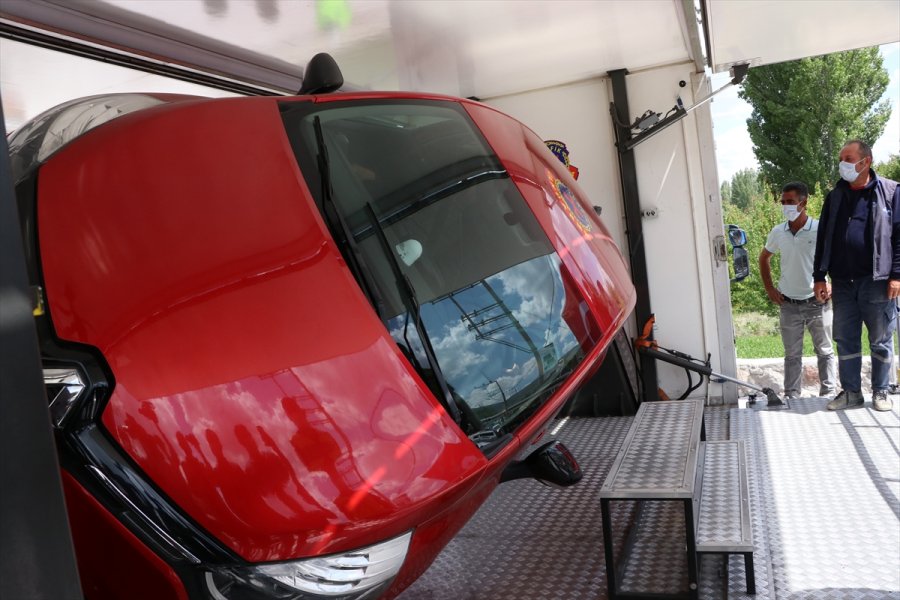 Niğde'de Traktörlerin Karıştıkları Trafik Kazalarının Önlenmesi Amacıyla Çiftçilere Reflektör Dağıtıldı