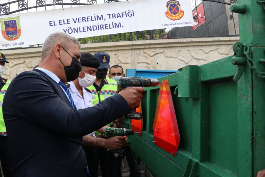 Niğde'de Traktörlerin Karıştıkları Trafik Kazalarının Önlenmesi Amacıyla Çiftçilere Reflektör Dağıtıldı
