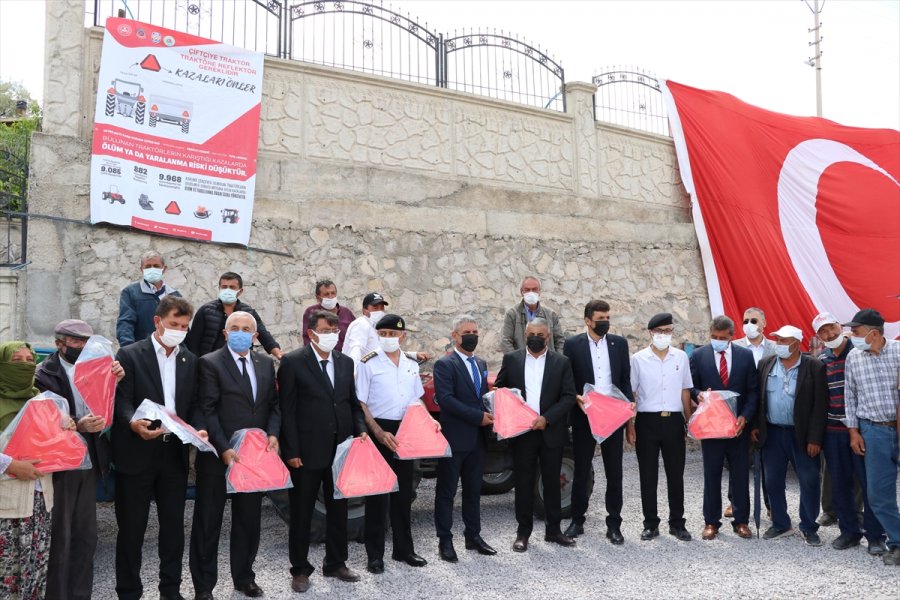 Niğde'de Traktörlerin Karıştıkları Trafik Kazalarının Önlenmesi Amacıyla Çiftçilere Reflektör Dağıtıldı