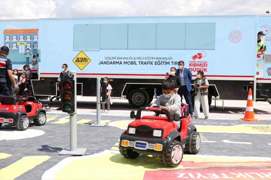 Niğde'de Traktörlerin Karıştıkları Trafik Kazalarının Önlenmesi Amacıyla Çiftçilere Reflektör Dağıtıldı
