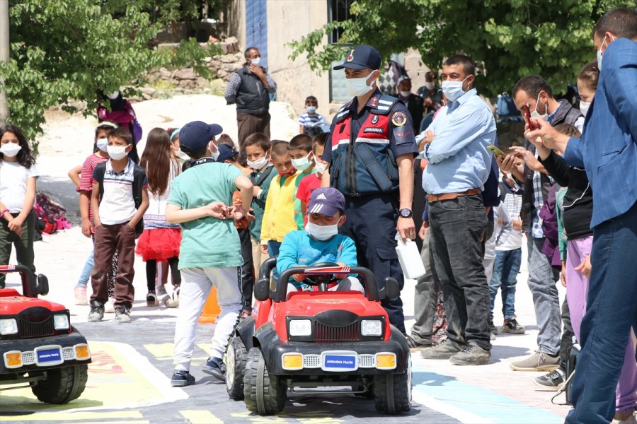 Niğde'de Traktörlerin Karıştıkları Trafik Kazalarının Önlenmesi Amacıyla Çiftçilere Reflektör Dağıtıldı