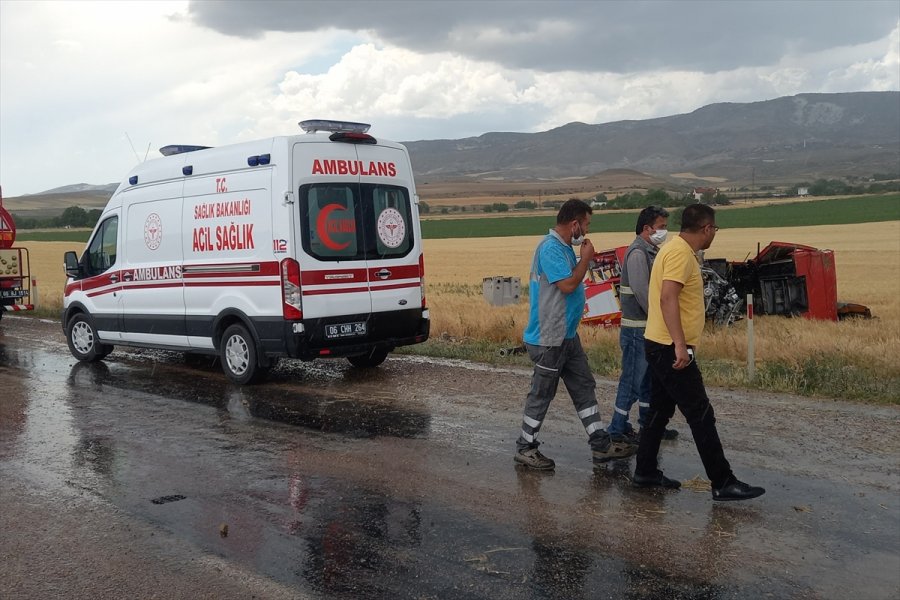 Ankara'da İtfaiye Aracı Tarlaya Devrildi: 3 Yaralı