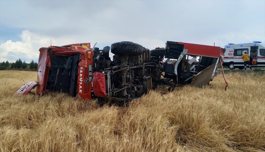 Ankara'da İtfaiye Aracı Tarlaya Devrildi: 3 Yaralı