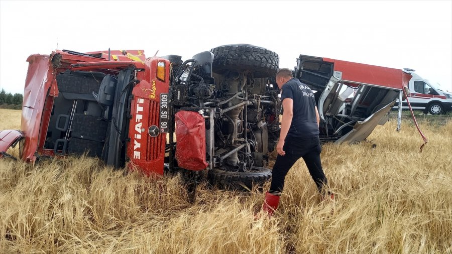 Ankara'da İtfaiye Aracı Tarlaya Devrildi: 3 Yaralı