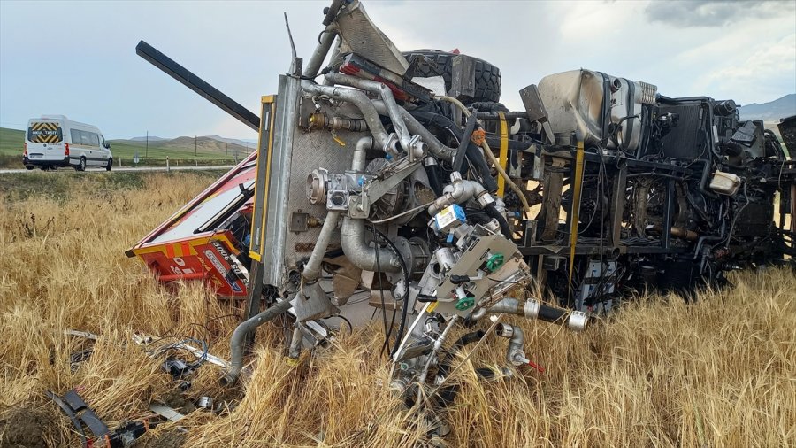 Ankara'da İtfaiye Aracı Tarlaya Devrildi: 3 Yaralı