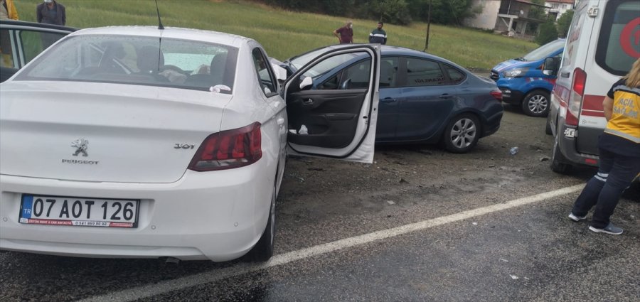 Antalya'da İki Otomobil Çarpıştı: 1 Ölü, 4 Yaralı