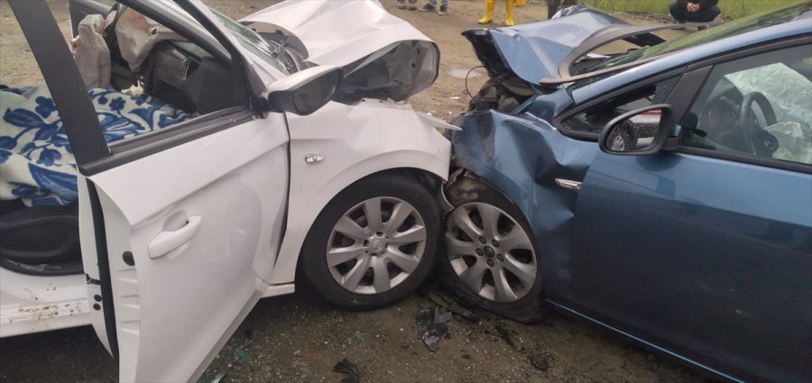 Antalya'da İki Otomobil Çarpıştı: 1 Ölü, 4 Yaralı