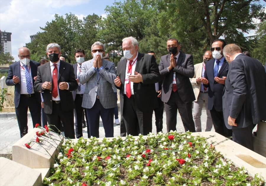 Gençlerbirliği'nde Yeni Yönetim İlhan Cavcav'ın Kabrini Ziyaret Etti