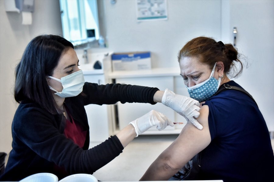 Mersin'de 45 Yaş Ve Üzeri Vatandaşlar Kovid-19'a Karşı Aşılanmaya Başladı