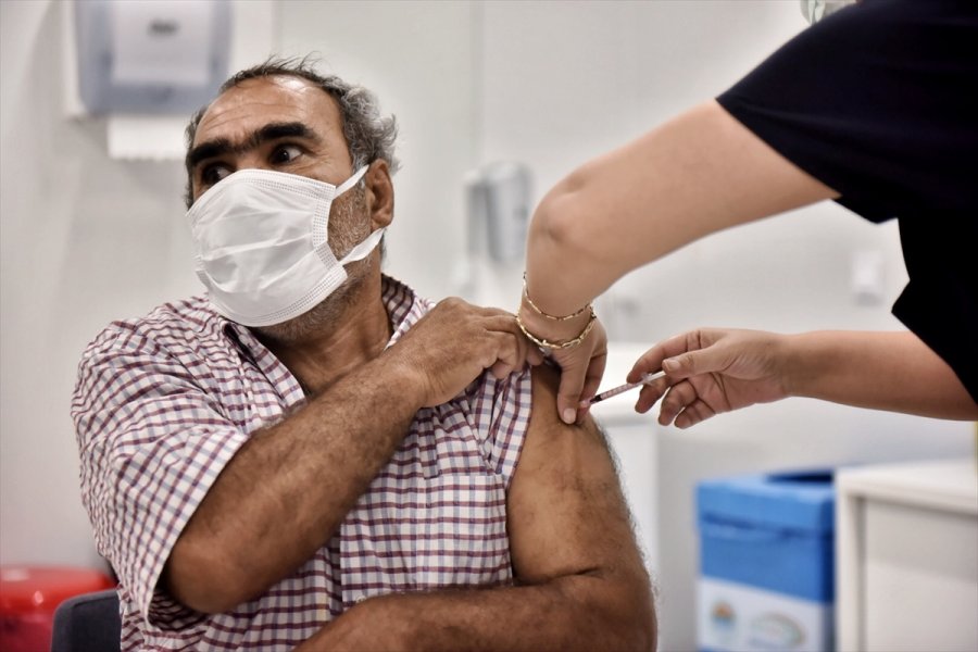 Mersin'de 45 Yaş Ve Üzeri Vatandaşlar Kovid-19'a Karşı Aşılanmaya Başladı