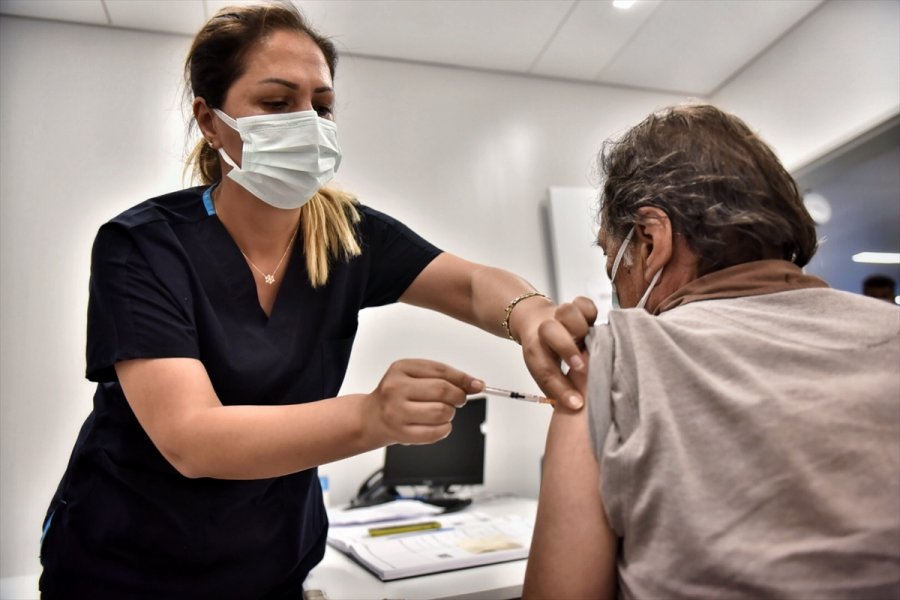 Mersin'de 45 Yaş Ve Üzeri Vatandaşlar Kovid-19'a Karşı Aşılanmaya Başladı