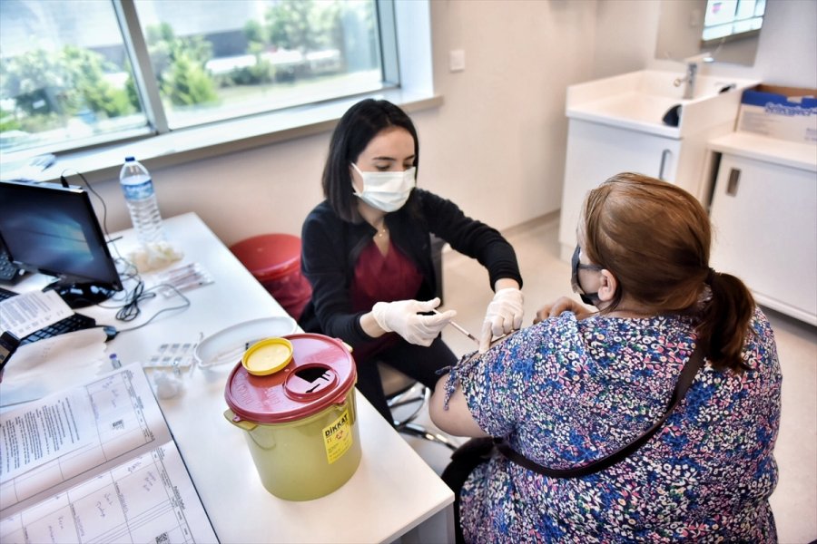 Mersin'de 45 Yaş Ve Üzeri Vatandaşlar Kovid-19'a Karşı Aşılanmaya Başladı