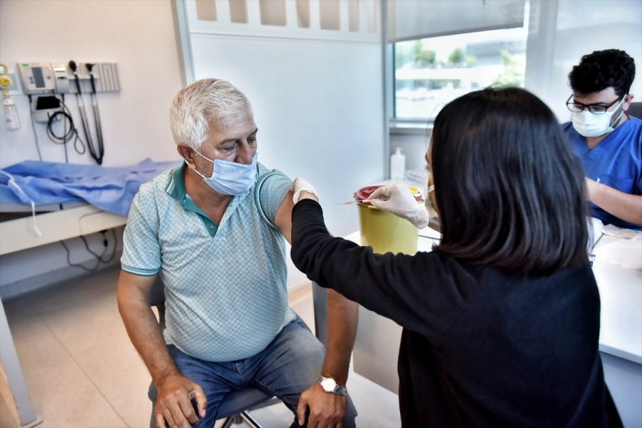 Mersin'de 45 Yaş Ve Üzeri Vatandaşlar Kovid-19'a Karşı Aşılanmaya Başladı