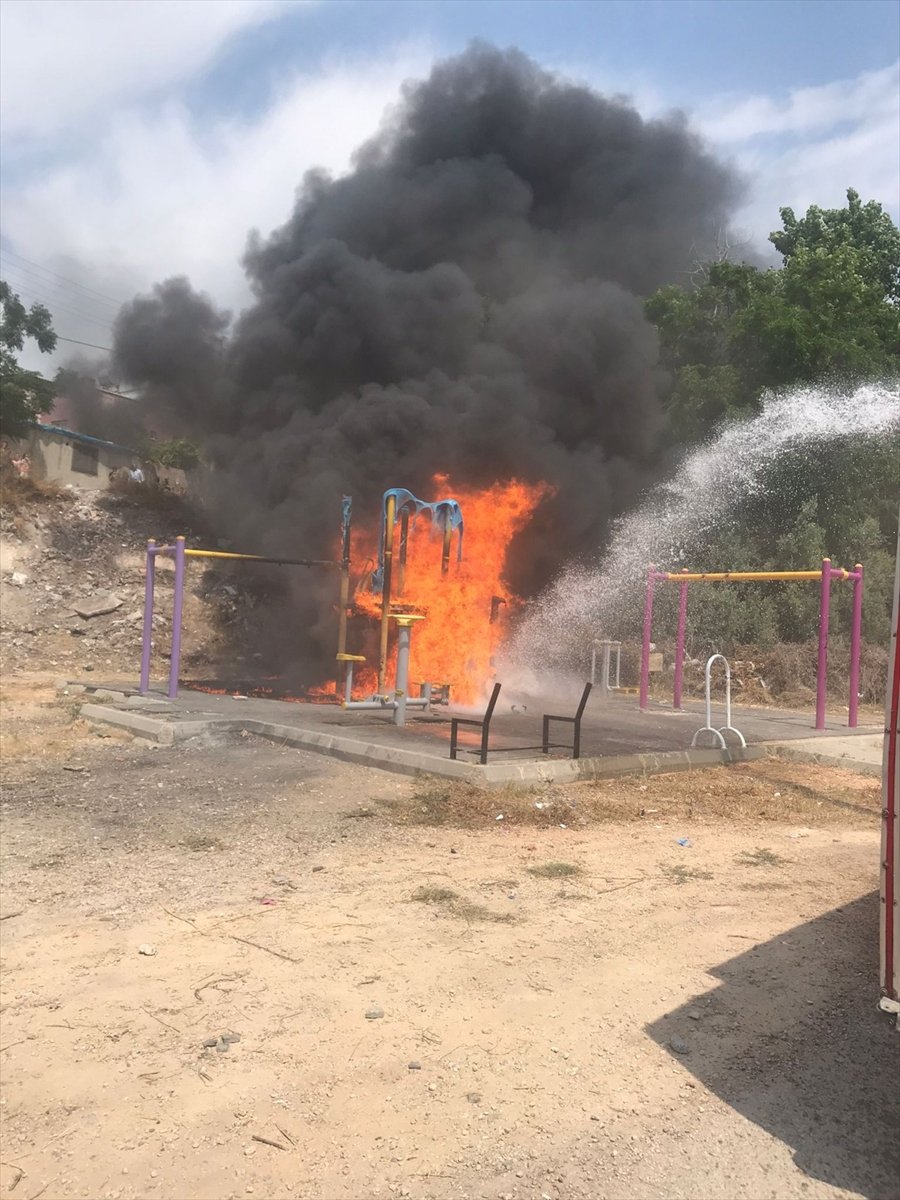 Mersin'de Çocuk Parkında Çıkan Yangın Söndürüldü