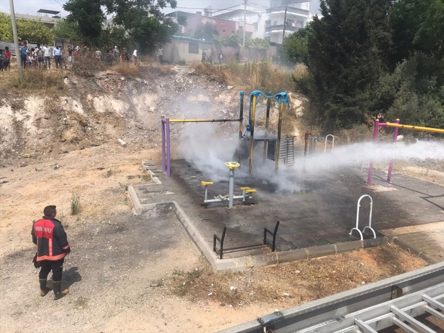 Mersin'de Çocuk Parkında Çıkan Yangın Söndürüldü