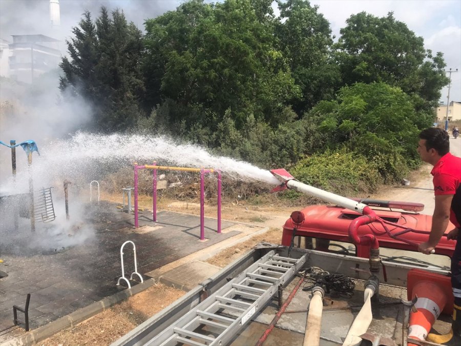 Mersin'de Çocuk Parkında Çıkan Yangın Söndürüldü