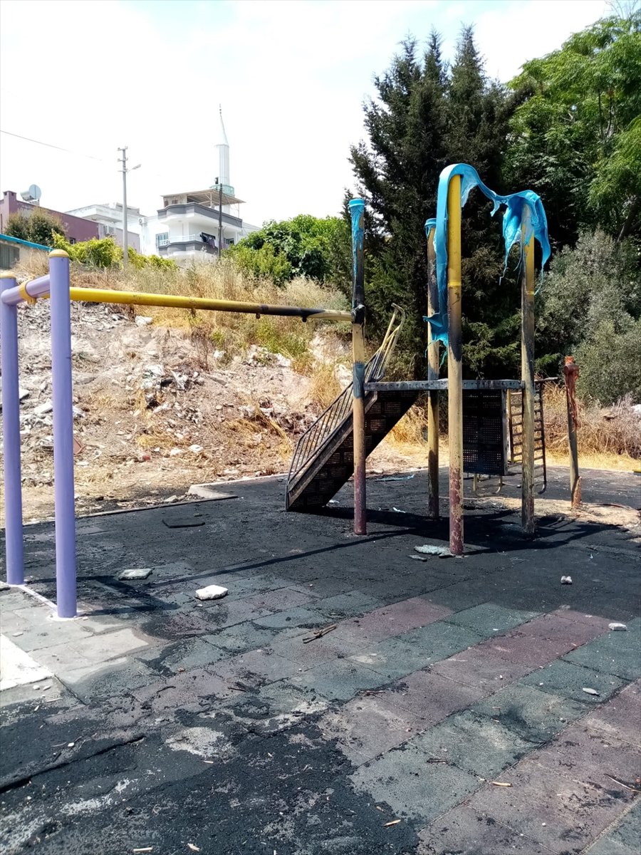 Mersin'de Çocuk Parkında Çıkan Yangın Söndürüldü
