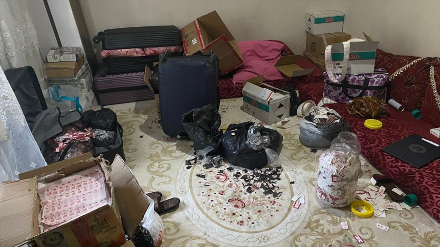 Mersin'de Eski Ürünlerden Sökülen Tütün Ve Makaron Bandrolleri Ele Geçirildi