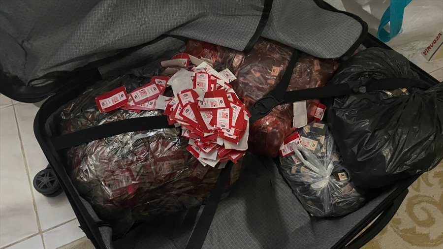 Mersin'de Eski Ürünlerden Sökülen Tütün Ve Makaron Bandrolleri Ele Geçirildi