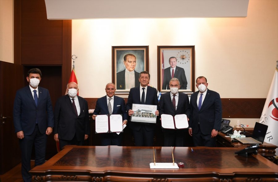 Milli Eğitim Bakanı Ziya Selçuk, Eskişehir'de "yunus Emre'yi Bilir Misin?" Sergisinin Açılışına Katıldı: