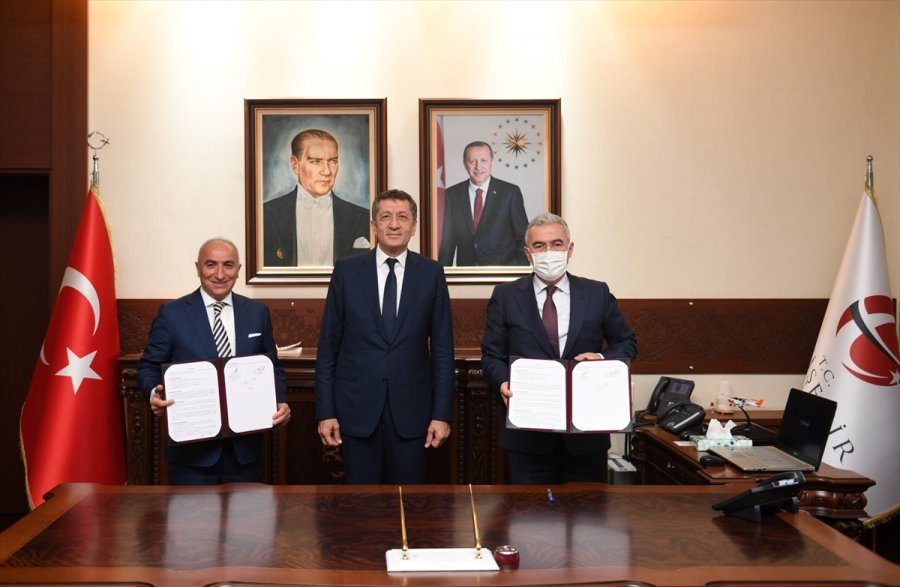 Milli Eğitim Bakanı Ziya Selçuk, Eskişehir'de "yunus Emre'yi Bilir Misin?" Sergisinin Açılışına Katıldı: