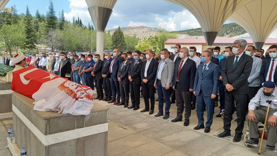 Güncelleme - Ankara'da İtfaiye Aracının Tarlaya Devrilmesi Sonucu Hayatını Kaybeden İtfaiye Erinin Cenazesi Defnedildi