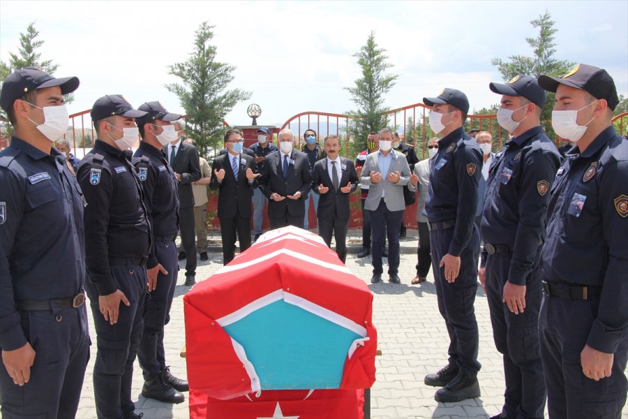 Güncelleme - Ankara'da İtfaiye Aracının Tarlaya Devrilmesi Sonucu Hayatını Kaybeden İtfaiye Erinin Cenazesi Defnedildi