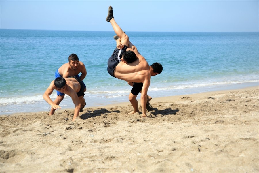 Mersin'de Güreşçiler, Sahilde Antrenman Yaparak Turnuvalara Hazırlanıyor