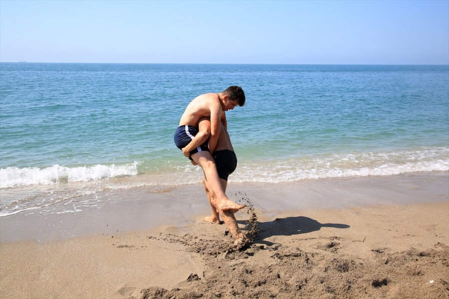 Mersin'de Güreşçiler, Sahilde Antrenman Yaparak Turnuvalara Hazırlanıyor